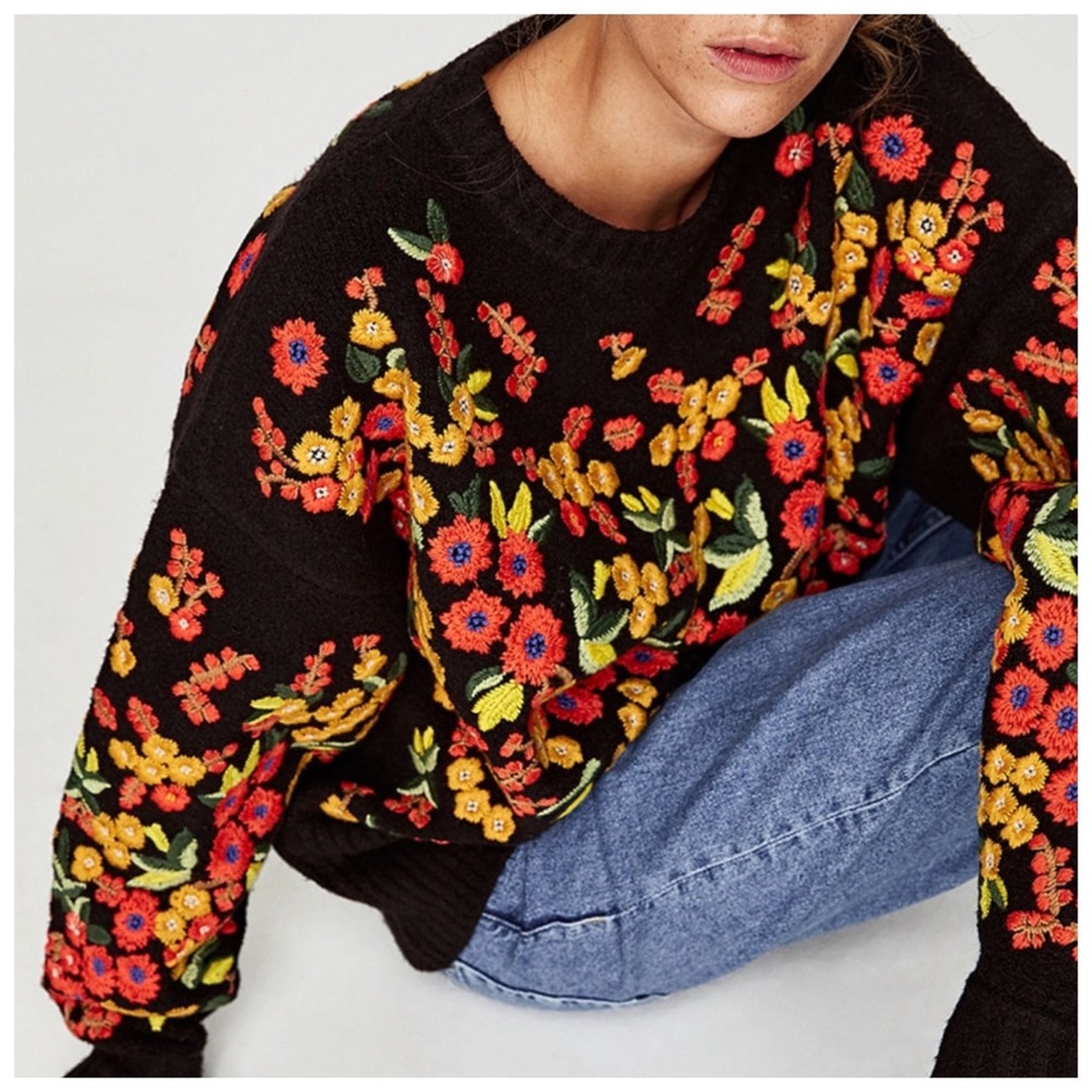 🌺 Black Colorful Embroidery Sweater - Picture 2 of 6